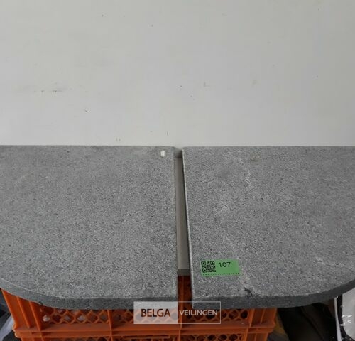2 x Steen ¼ voor zweefparasol – kavel bij Belga Veilingen, Oudsbergen