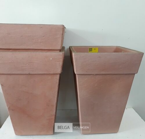 3 x Bloempot vierkant 40x40 cm H 55 cm – kavel bij Belga Veilingen, Oudsbergen