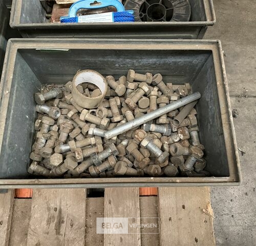 Bak met bouten – kavel bij Belga Veilingen, Lummen