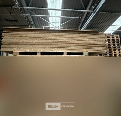 Pallet met spaanplaten – kavel bij Belga Veilingen, Lummen
