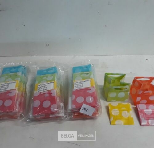 18 x pvc zakje 4 stuks mix kleuren – kavel bij Belga Veilingen, Oudsbergen