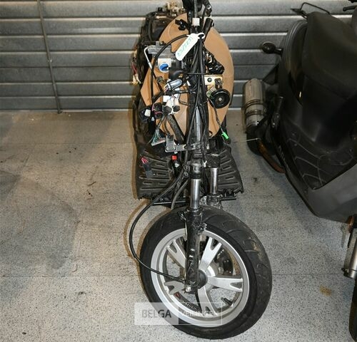 Wrak scooter PEUGEOT – kavel bij Belga Veilingen, Scooters