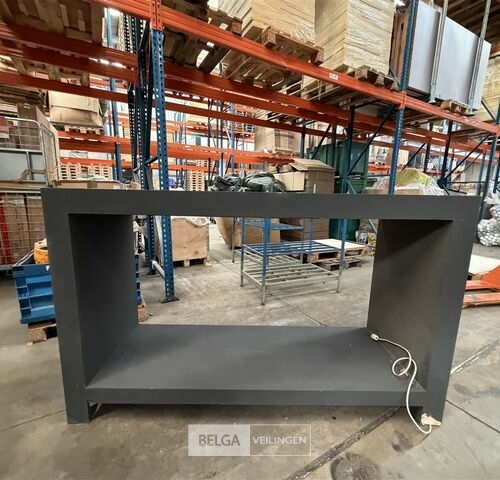 Toonzaal dressoir met verlichting – kavel bij Belga Veilingen, Lummen