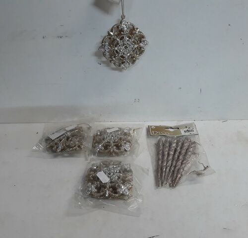 5 x Hangdeco pvc goud 4 x sneeuwvlok + 1 x ijspegel – kavel bij Belga Veilingen, Oudsbergen