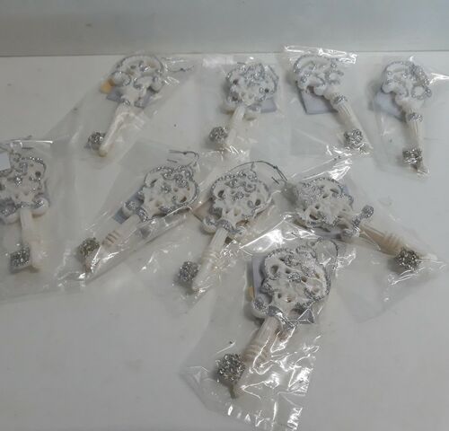 9 x Hangdeco sleutel 12 cm zilver/wit – kavel bij Belga Veilingen, Oudsbergen