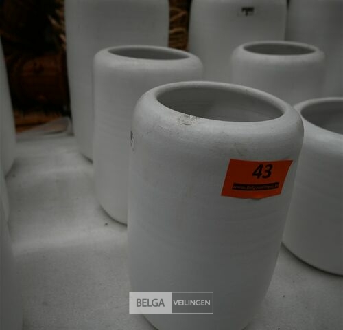 ± 3 Hoge witte vazen – kavel bij Belga Veilingen, Lummen
