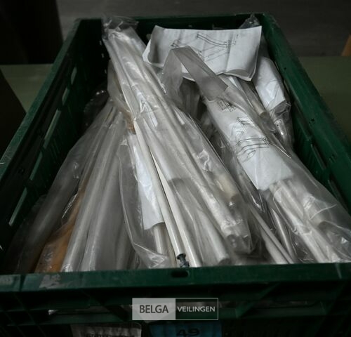 ± 15 Keukenkastgeleiders± 15 Keukenkastgeleiders – kavel bij Belga Veilingen, Lummen
