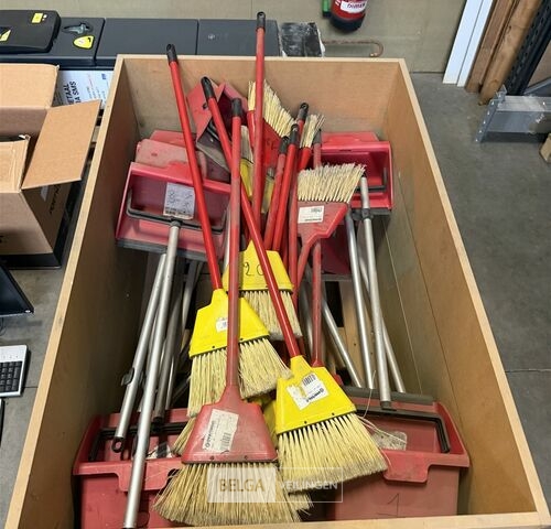 8x Ergonomische stoffer + blik – kavel bij Belga Veilingen