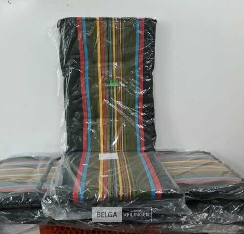 4 x Tuinkussen hoge rug 75x50x50 cm groen met lijnen – kavel bij Belga Veilingen, Oudsbergen