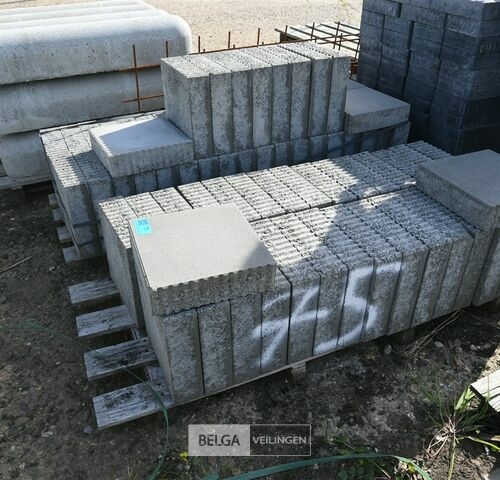 ± 2 Paletten betontegels – kavel bij Belga Veilingen
