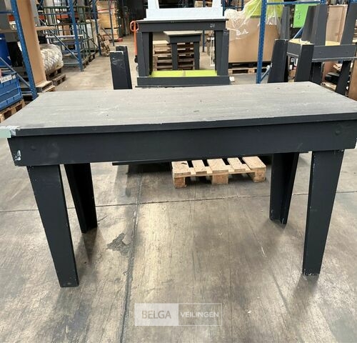 Houten tafel/presentatietafel – kavel bij Belga Veilingen, Lummen