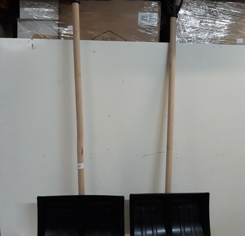 2 x Sneeuwschep pvc 40 cm – kavel bij Belga Veilingen, Oudsbergen