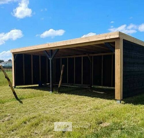 Schuilstal overkapping douglas, afm 900x400x H 265 cm, doorloophoogte 235 cm – kavel bij Belga Veilingen, Lummen