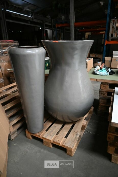 ± 2 Grote kunststof vazen – foto 2 – kavel bij Belga Veilingen, Lummen