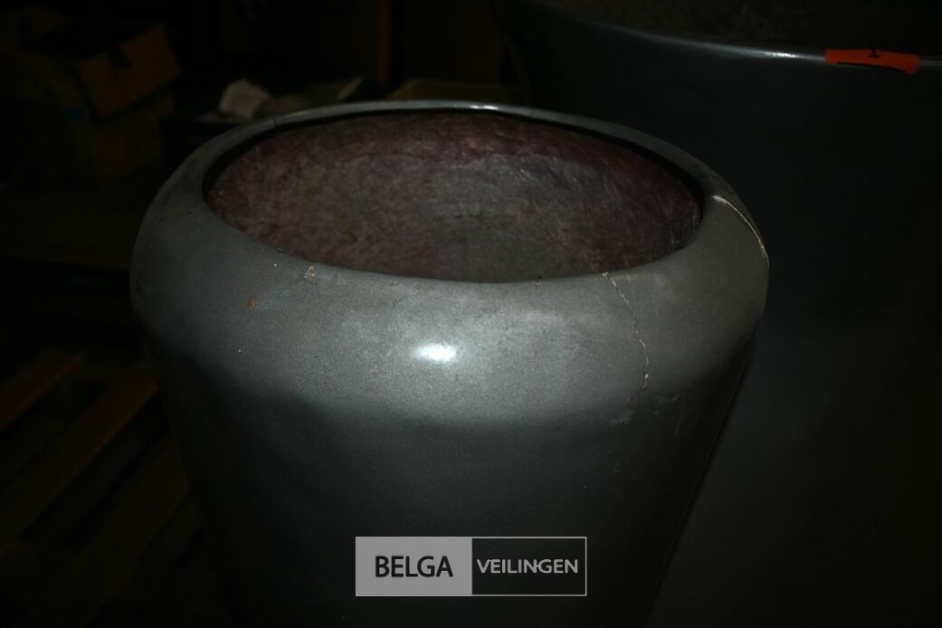 ± 2 Grote kunststof vazen – foto 3 – kavel bij Belga Veilingen, Lummen