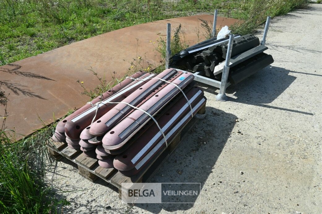 ± 15 Wegmarkeringen – foto 2 – kavel bij Belga Veilingen