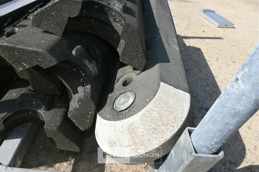 ± 15 Wegmarkeringen – foto 7 – kavel bij Belga Veilingen