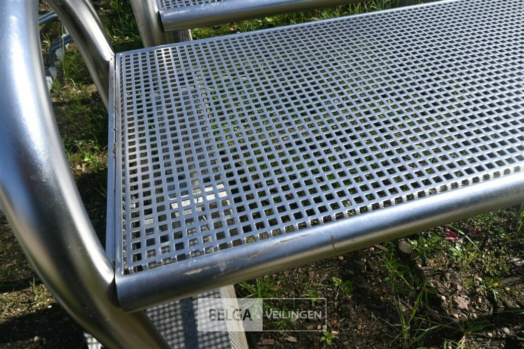 2 Ijzeren banken met betonnen voet – foto 5 – kavel bij Belga Veilingen