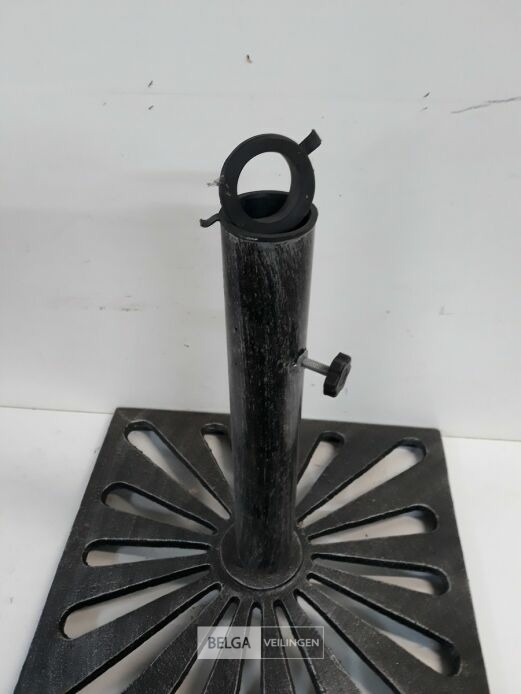 1 x Parasolvoet gietijzer 25 kg 45x45 cm – foto 3 – kavel bij Belga Veilingen, Oudsbergen