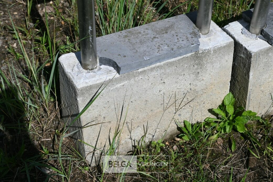 2 Ijzeren banken met betonnen voet – foto 7 – kavel bij Belga Veilingen