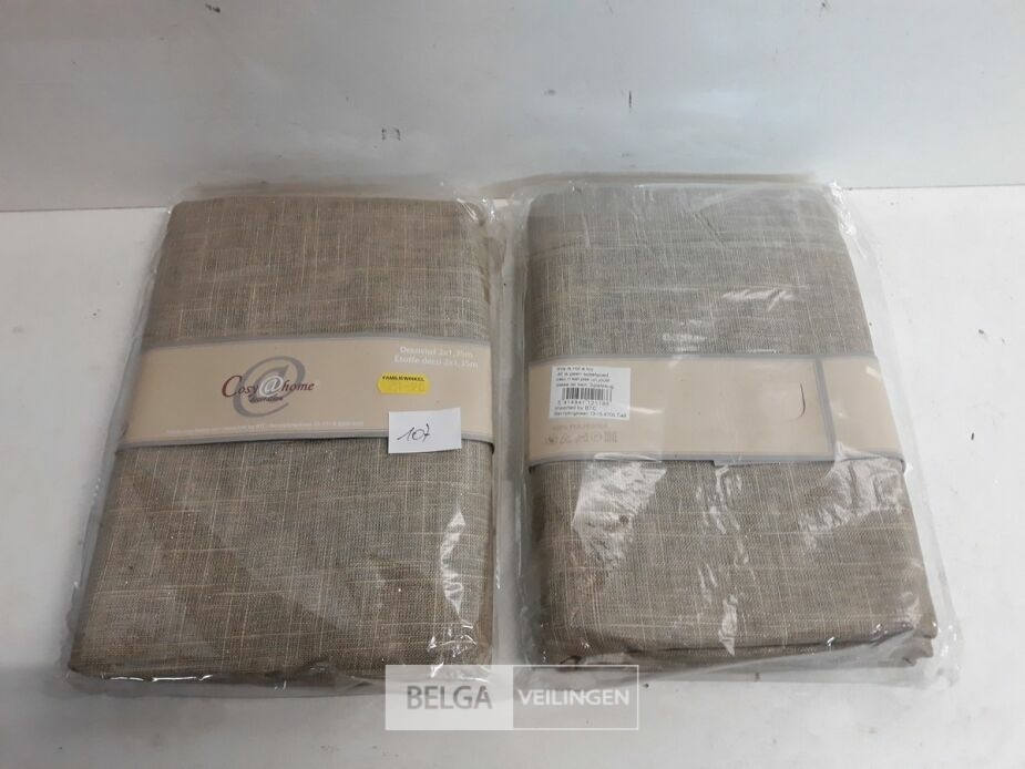 2 x Decostof beige gouden stipjes 2x1,35M – foto 2 – kavel bij Belga Veilingen, Oudsbergen