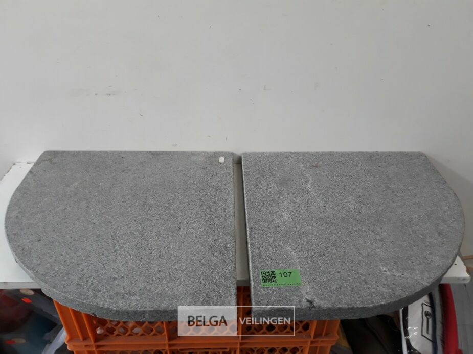 2 x Steen ¼ voor zweefparasol – foto 2 – kavel bij Belga Veilingen, Oudsbergen