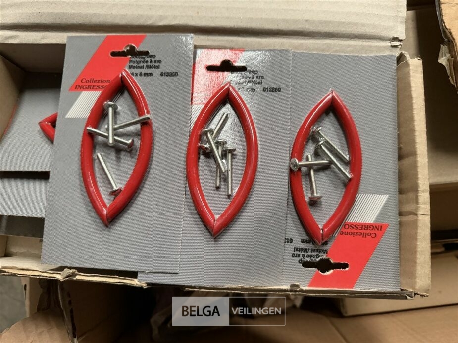 ± 75 Rode handgrepen – foto 3 – kavel bij Belga Veilingen, Lummen