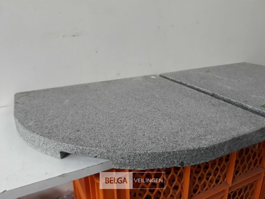 2 x Steen ¼ voor zweefparasol – foto 3 – kavel bij Belga Veilingen, Oudsbergen