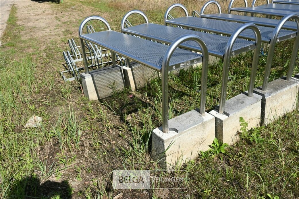 2 Ijzeren banken met betonnen voet – foto 2 – kavel bij Belga Veilingen
