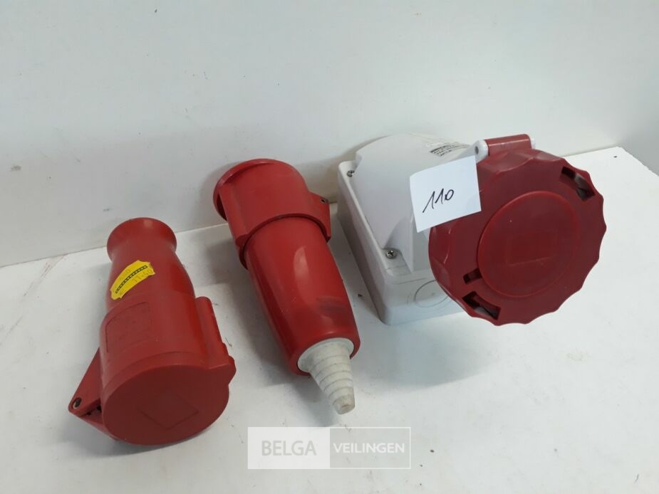 1 x Wandtegenstekker + 2 x tegenstekker CE 4P 32A – foto 2 – kavel bij Belga Veilingen, Oudsbergen