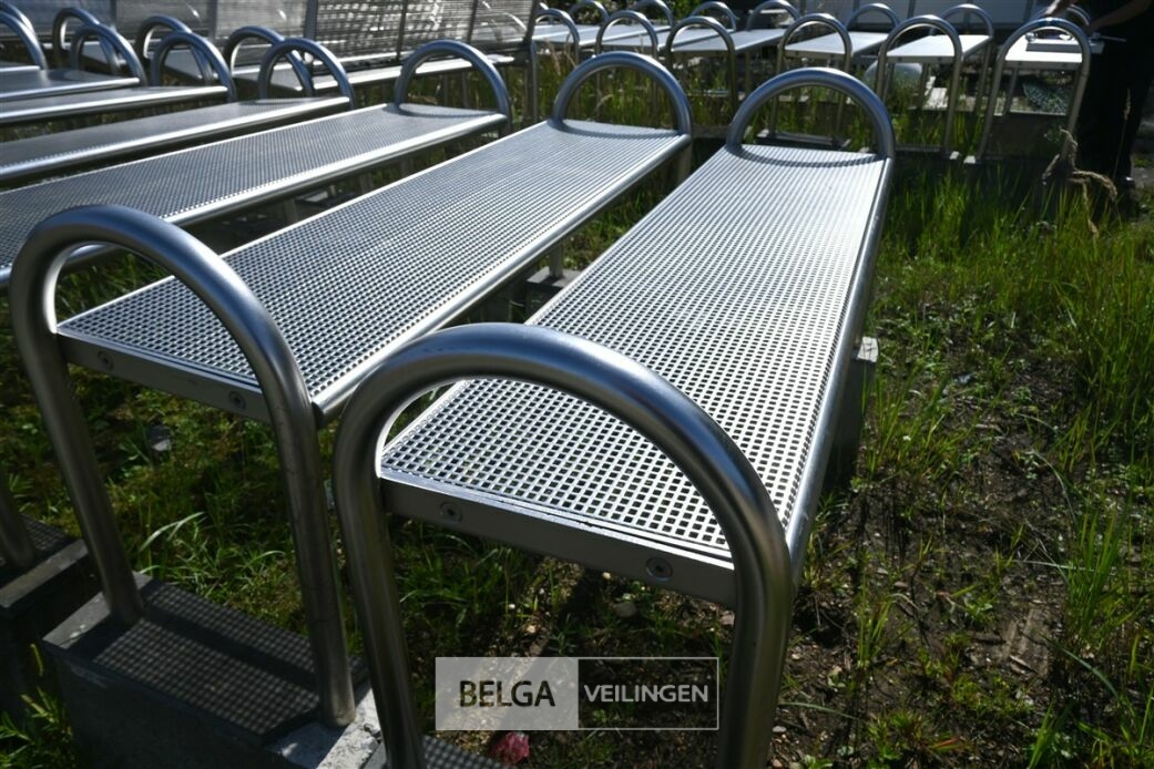 2 Ijzeren banken met betonnen voet – foto 4 – kavel bij Belga Veilingen