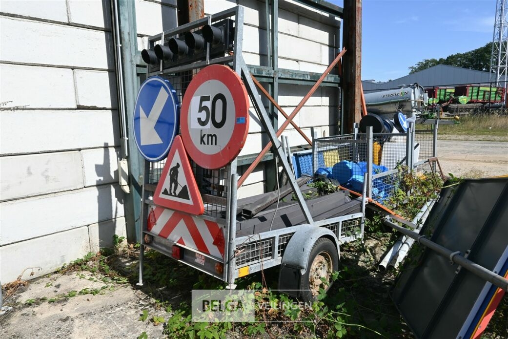 Signalisatie-aanhangwagen – foto 2 – kavel bij Belga Veilingen