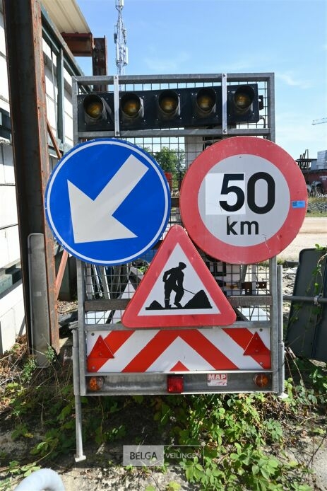 Signalisatie-aanhangwagen – foto 3 – kavel bij Belga Veilingen