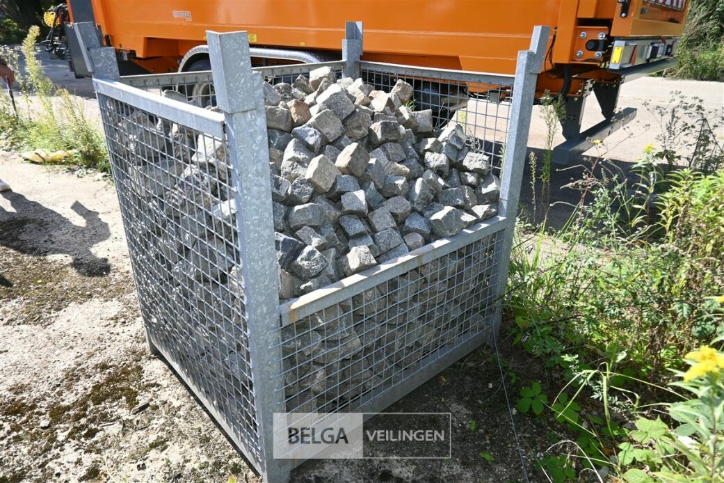 Partij kleine kasseien + bak – foto 3 – kavel bij Belga Veilingen