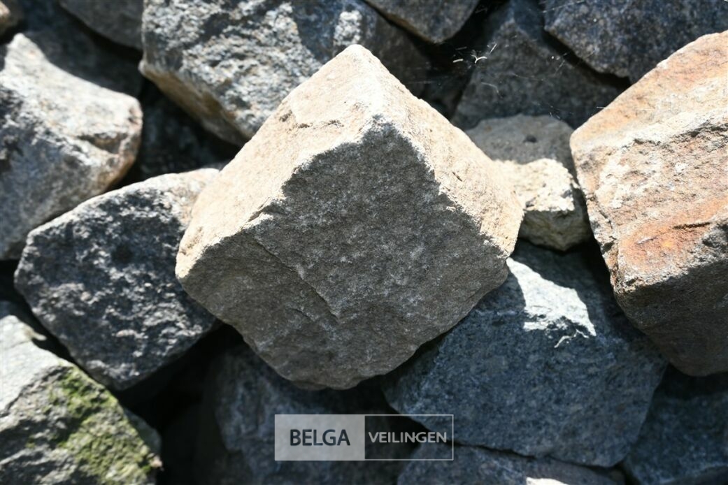 Partij kleine kasseien + bak – foto 5 – kavel bij Belga Veilingen
