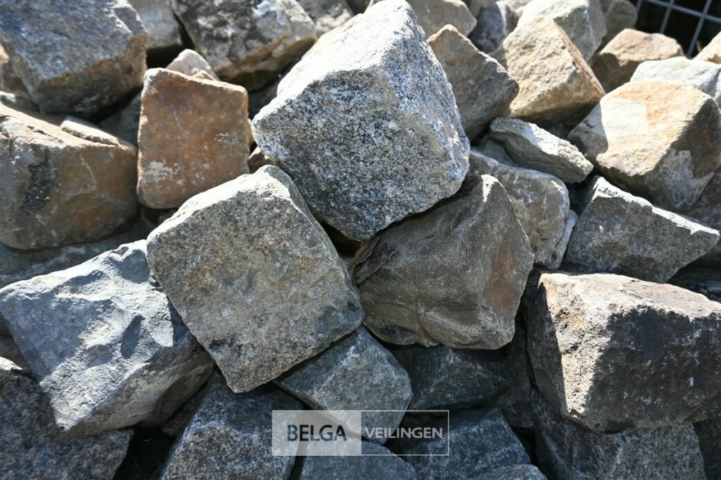 Partij kleine kasseien + bak – foto 6 – kavel bij Belga Veilingen