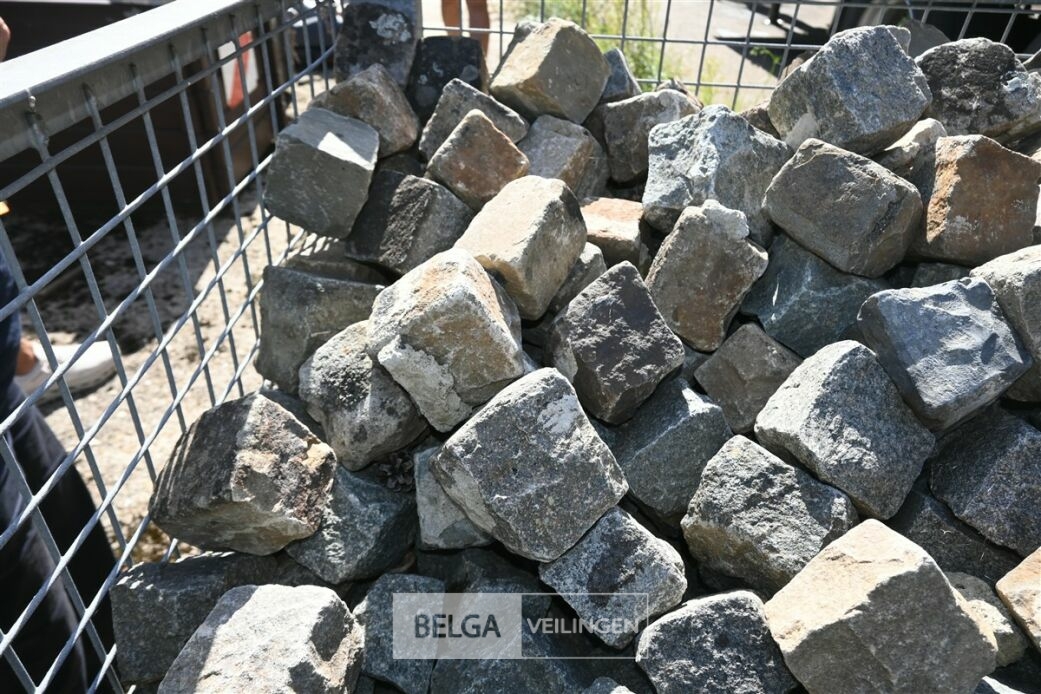 Partij kleine kasseien + bak – foto 7 – kavel bij Belga Veilingen