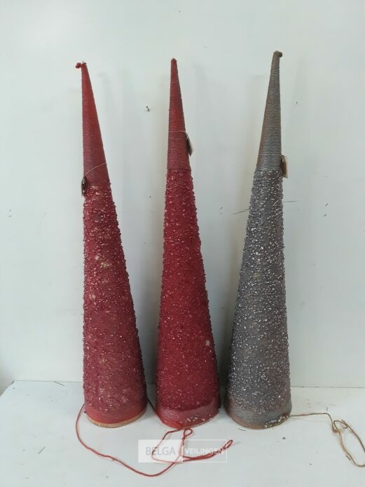 3 x Kerstkegel 75 cm beschadigd – foto 3 – kavel bij Belga Veilingen, Oudsbergen