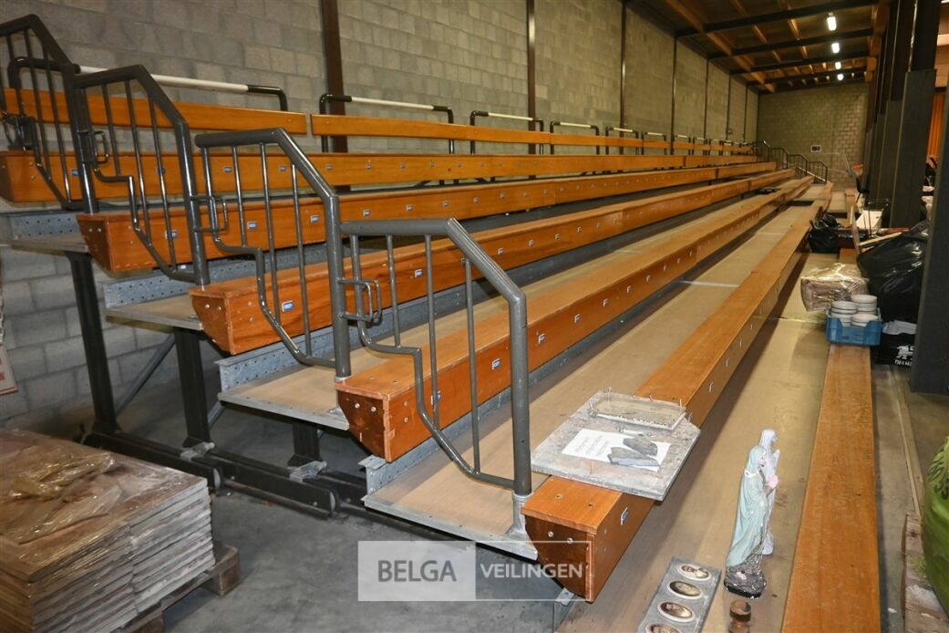 Mobiele inschuifbare zittribune – foto 2 – kavel bij Belga Veilingen