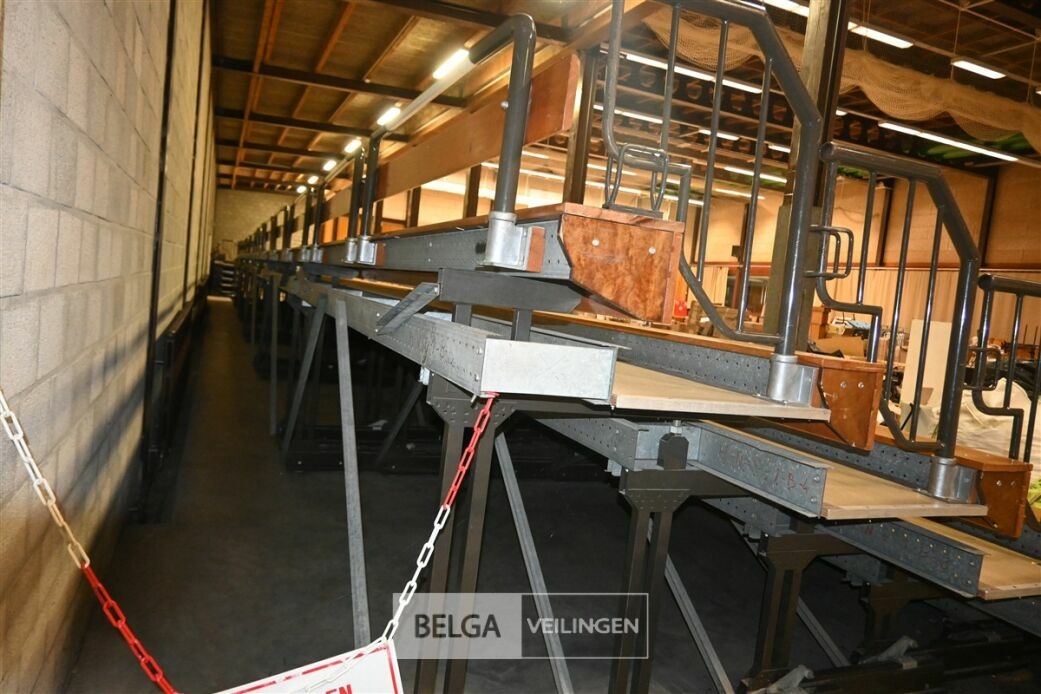 Mobiele inschuifbare zittribune – foto 3 – kavel bij Belga Veilingen