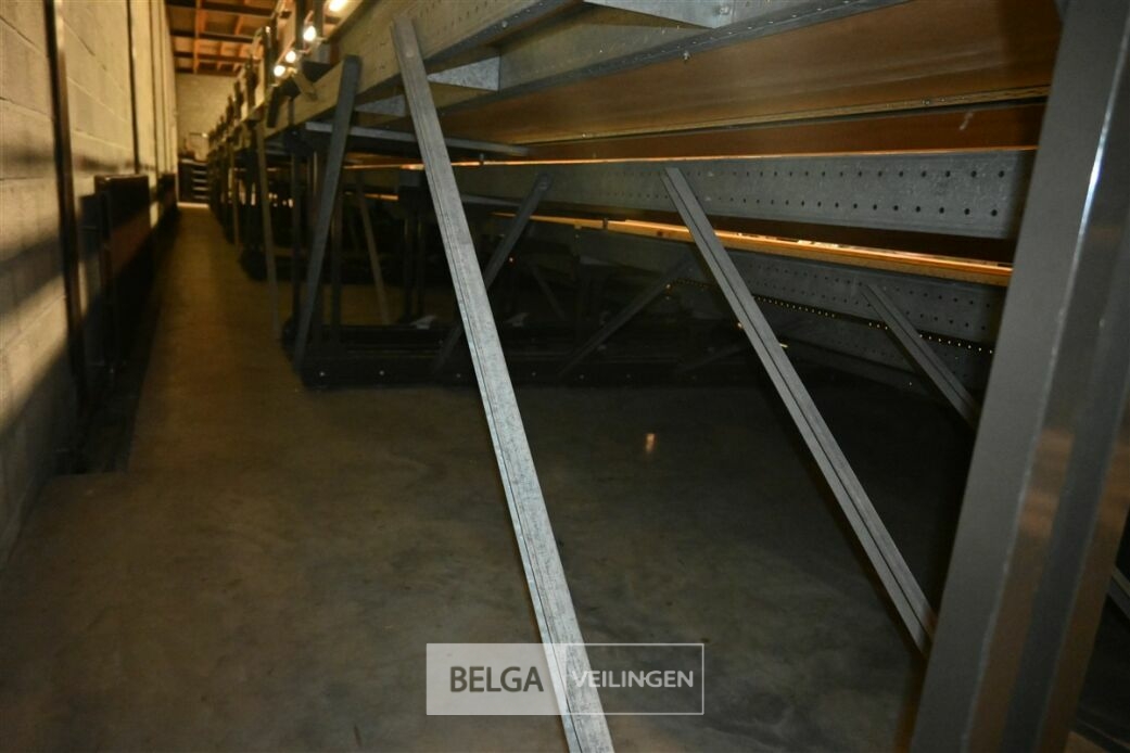 Mobiele inschuifbare zittribune – foto 4 – kavel bij Belga Veilingen