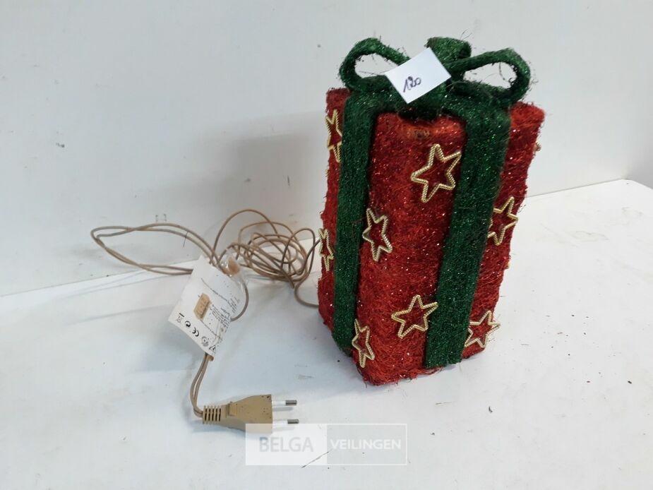 1 x Kerstpakje met verlichting rood – foto 4 – kavel bij Belga Veilingen, Oudsbergen
