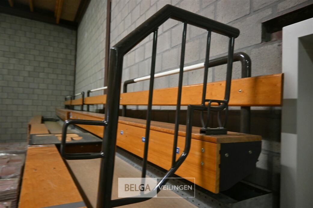 Mobiele inschuifbare zittribune – foto 4 – kavel bij Belga Veilingen