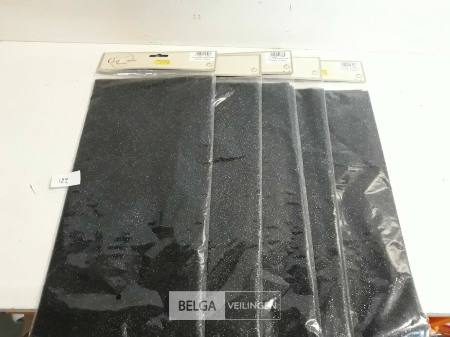 5 x Decostof zwart met stippen 34cm x 3M – foto 2 – kavel bij Belga Veilingen, Oudsbergen
