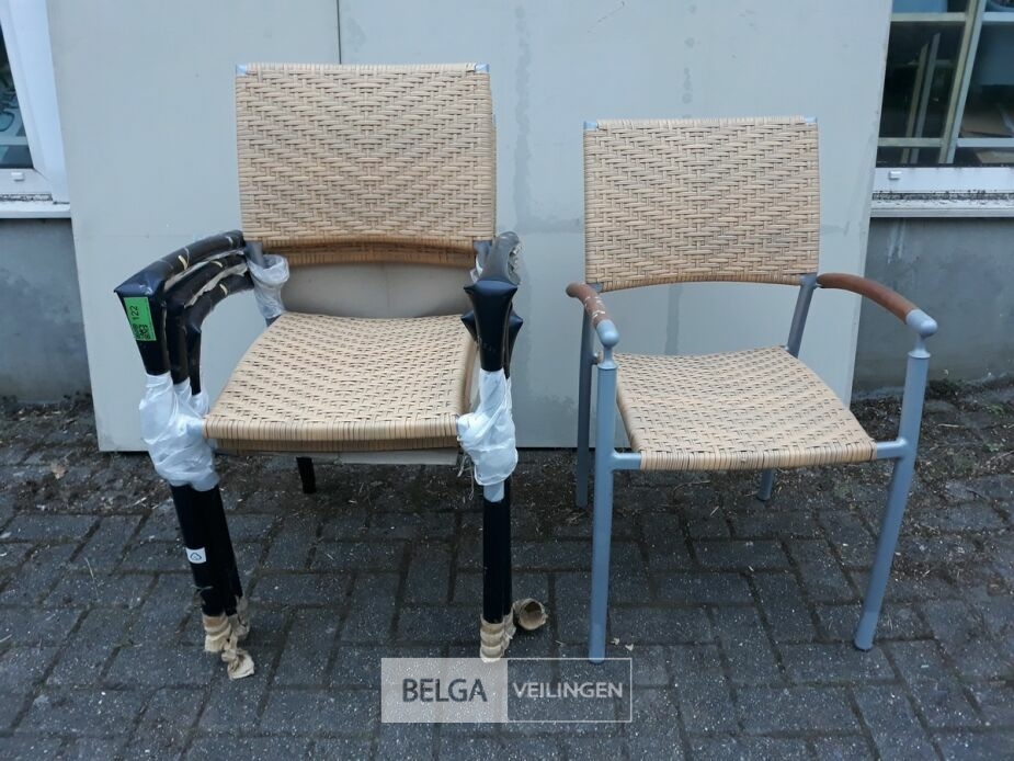 4 x Tuinstoel aluminium gevlochten rotan met teak leuning – foto 2 – kavel bij Belga Veilingen, Oudsbergen