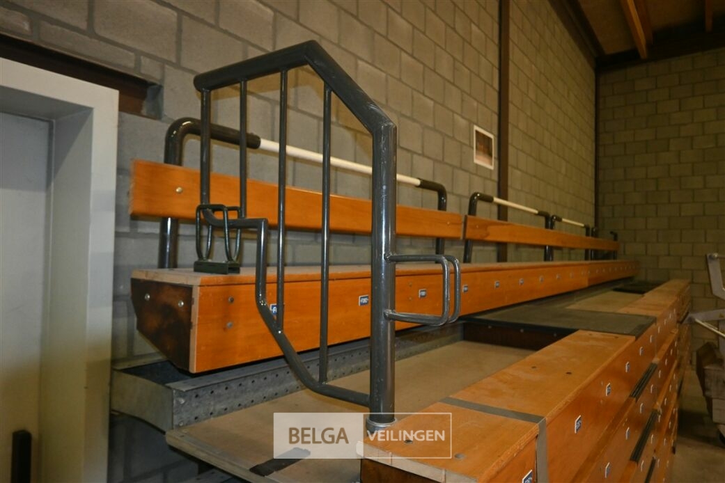 Mobiele inschuifbare zittribune – foto 4 – kavel bij Belga Veilingen