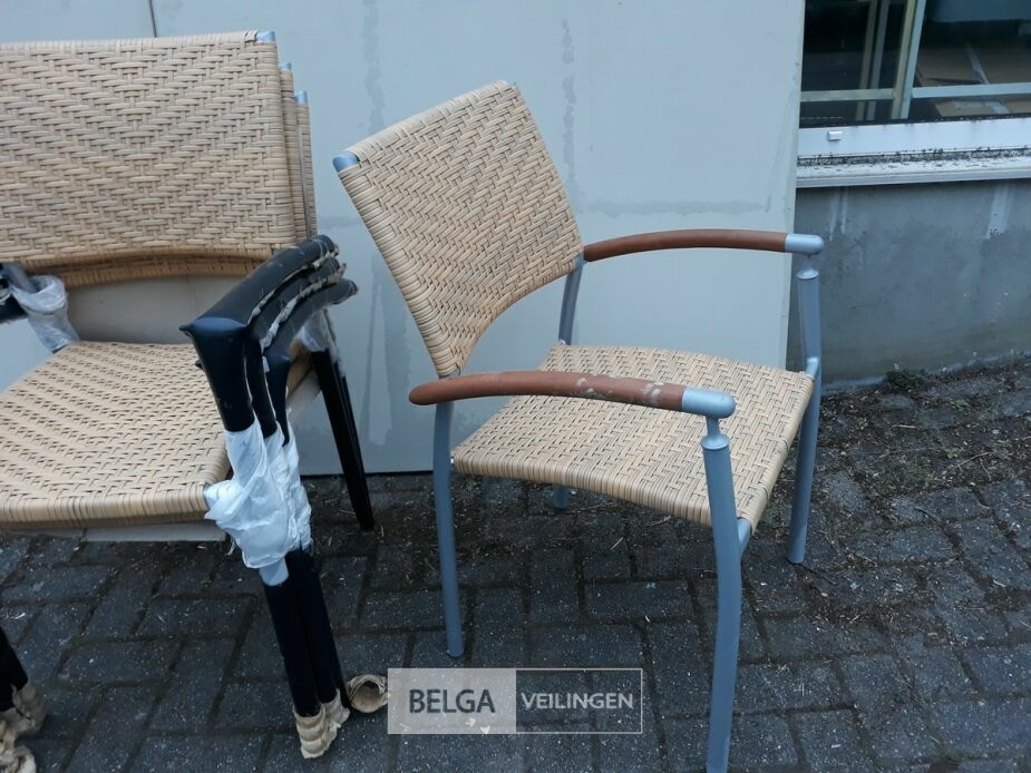 4 x Tuinstoel aluminium gevlochten rotan met teak leuning – foto 3 – kavel bij Belga Veilingen, Oudsbergen
