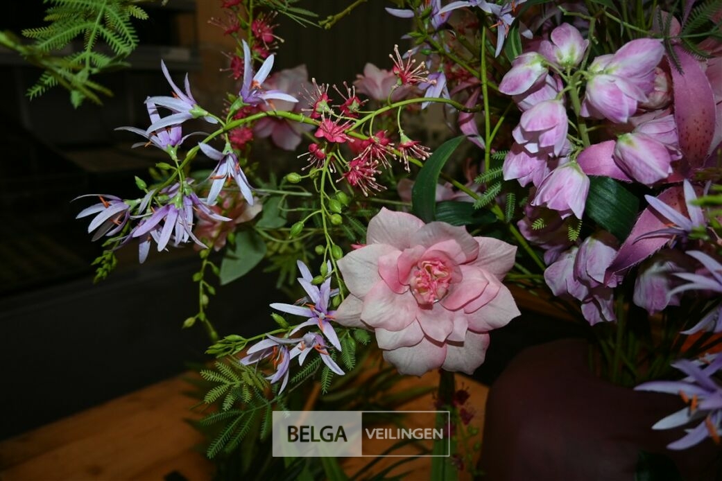 Plastieken bloemstuk – foto 5 – kavel bij Belga Veilingen, Lummen