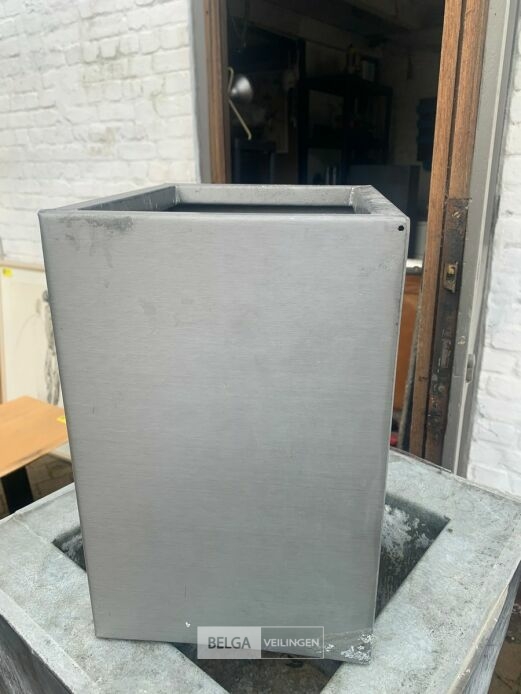 Kunststof zuil – foto 3 – kavel bij Belga Veilingen, Knokke
