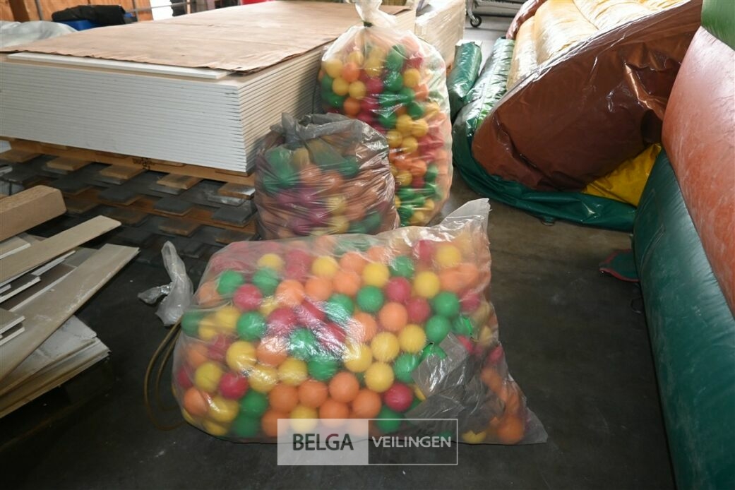 Opblaasbaar ballenbad met blower en ballen – foto 9 – kavel bij Belga Veilingen
